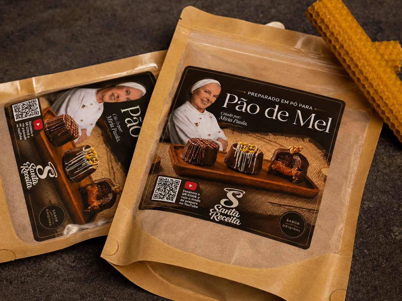 Embalagens do preparado sobre favos de cera com um colher de mel